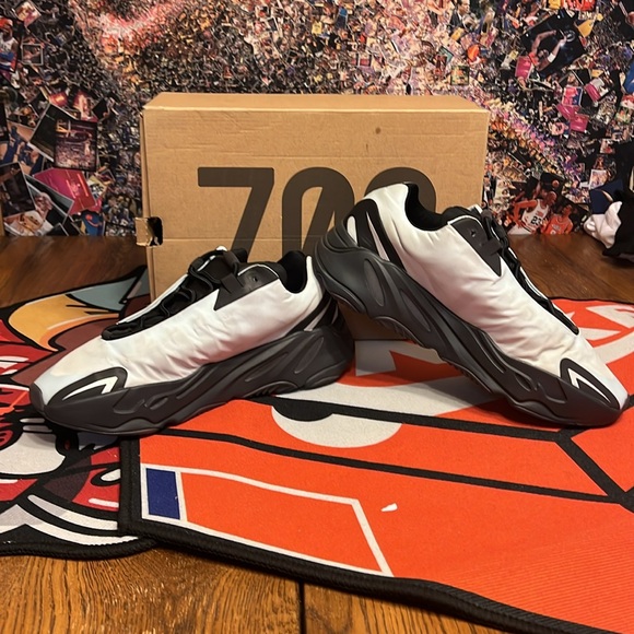 11M yeezy 700 blue tint - Picture 2 of 6